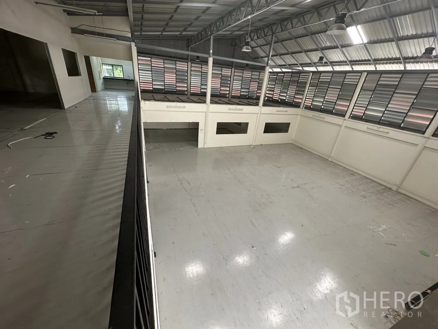 Warehouse for rent in Suan Luang, Bangkok - Mezzanine walkway overlooking the open warehouse floor and metal roof structure.