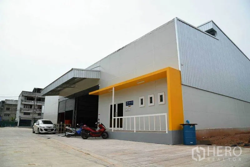 货栈 出租在Thung Khru, Bangkok - 现代仓库外观，含办公区与装卸口