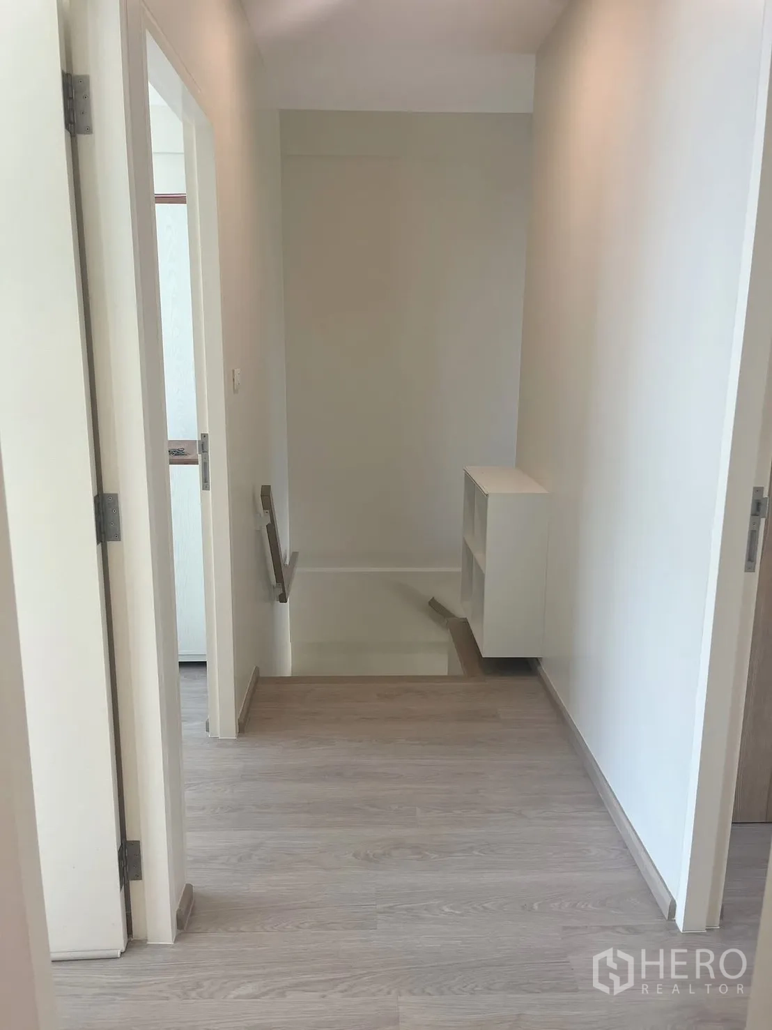 联排别墅 for rent in Prawet, Bangkok - 二层走廊铺木纹地板并连接楼梯。