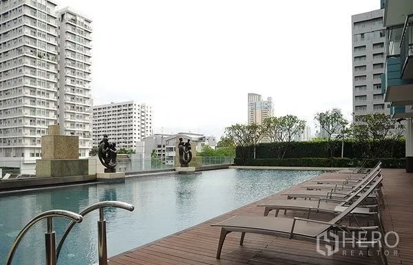 คอนโด ให้เช่าหรือขายในWatthana, Bangkok - สระว่ายน้ำยกระดับพร้อมเตียงอาบแดดและวิวเมืองกรุงเทพฯ