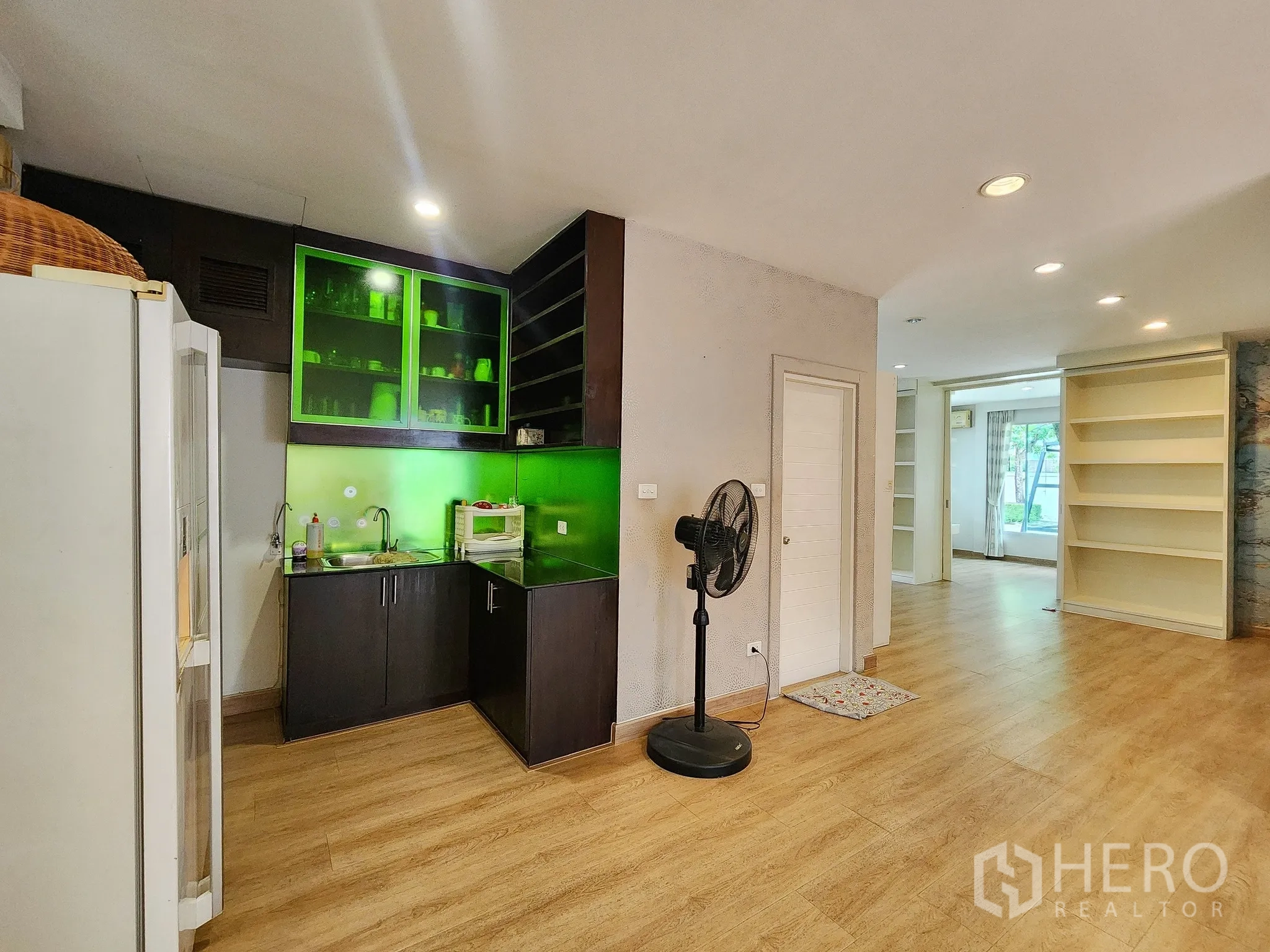 Detached House for rent in Bang Kapi, Bangkok - Pantry corner with backlit glass cabinets, sink and storage.