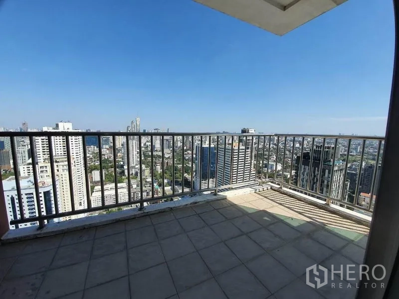 公寓 出售在Watthana, Bangkok - 高楼层阳台，栏杆外是曼谷城市天际线与晴朗蓝天。