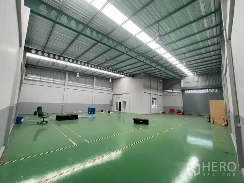 工厂 出租在Lam Luk Ka, Pathum Thani - 高挑仓库，绿色环氧地坪、天窗与装卸门