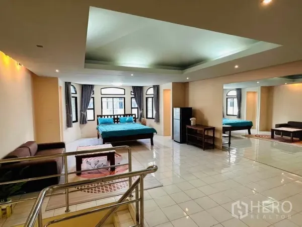 สำนักงานที่บ้าน ให้เช่า - ห้องมาสเตอร์กว้างเพดานหลุม เตียง โซฟา และผนังกระจกเงา ภายในโฮมออฟฟิศสว่าง