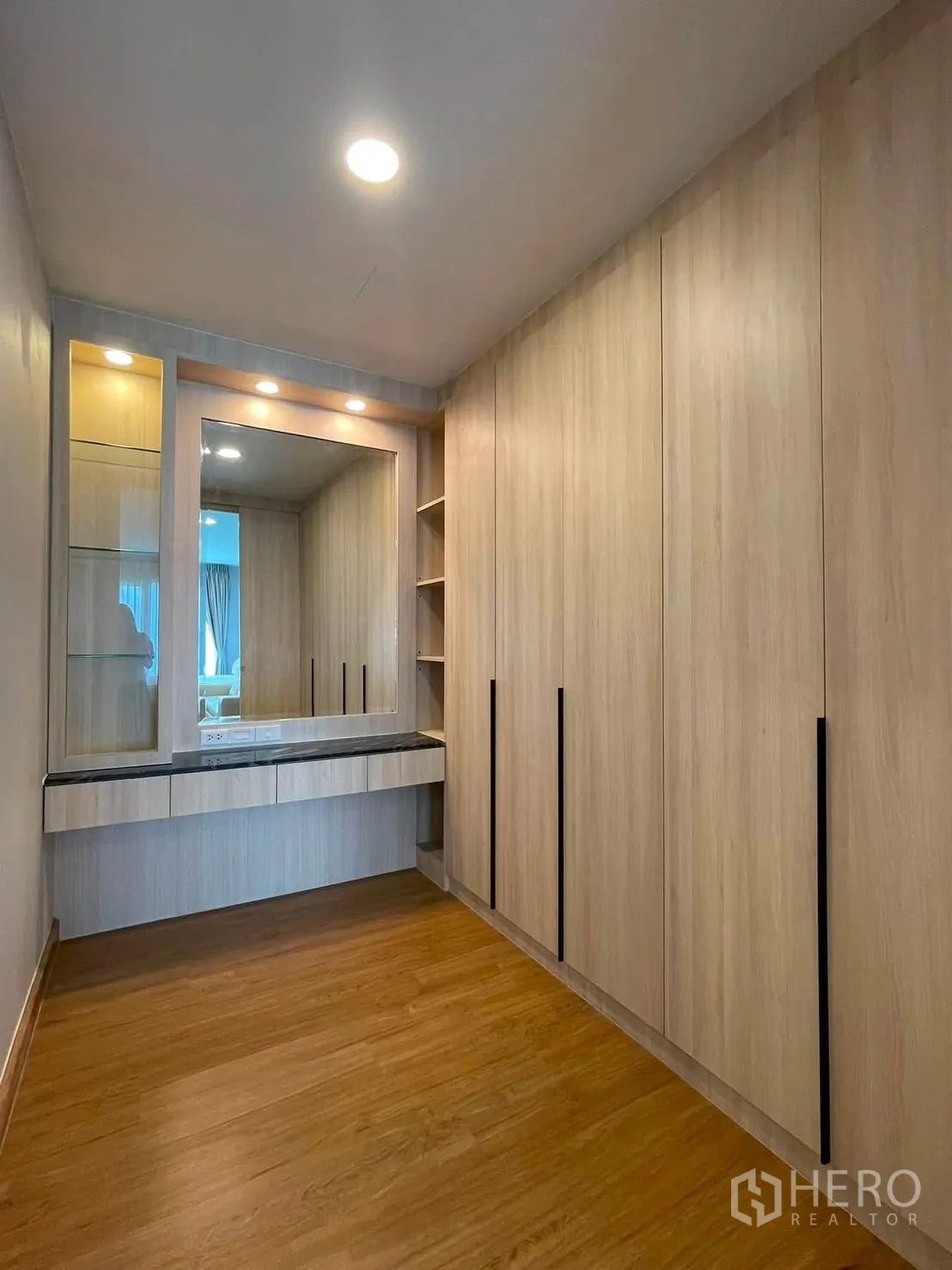 Detached House for rent in Bang Phli, Samut Prakan - Walk-in closet with full-height wardrobes, shelving, a dressing mirror, and wood floors.