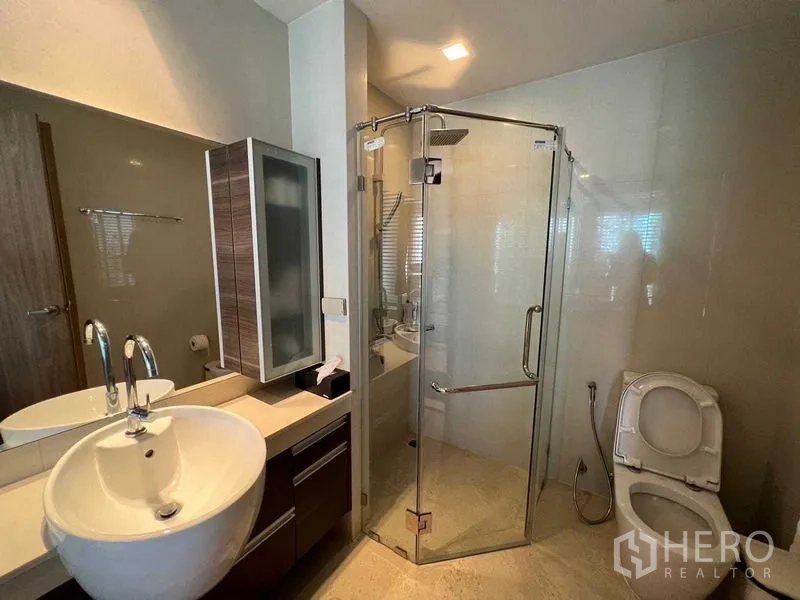 คอนโด ขายในWatthana, Bangkok - ห้องน้ำในตัวพร้อมตู้อาบน้ำกระจก เคาน์เตอร์อ่างล้างหน้า และโถสุขภัณฑ์