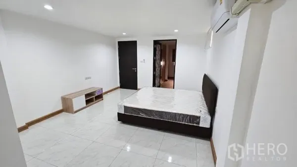 สำนักงานที่บ้าน ให้เช่าในBang Na, Bangkok - ห้องนอนกว้าง พื้นกระเบื้อง เตียงคู่ พร้อมเครื่องปรับอากาศ