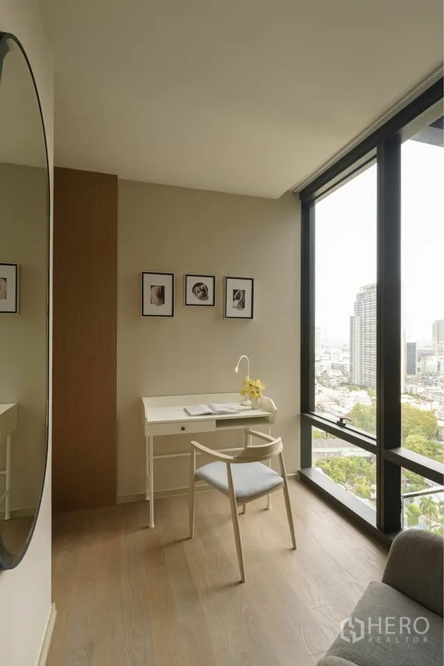 公寓 for rent in Bang Rak, Bangkok - 窗边学习角，白色书桌配落地窗，眺望城市。