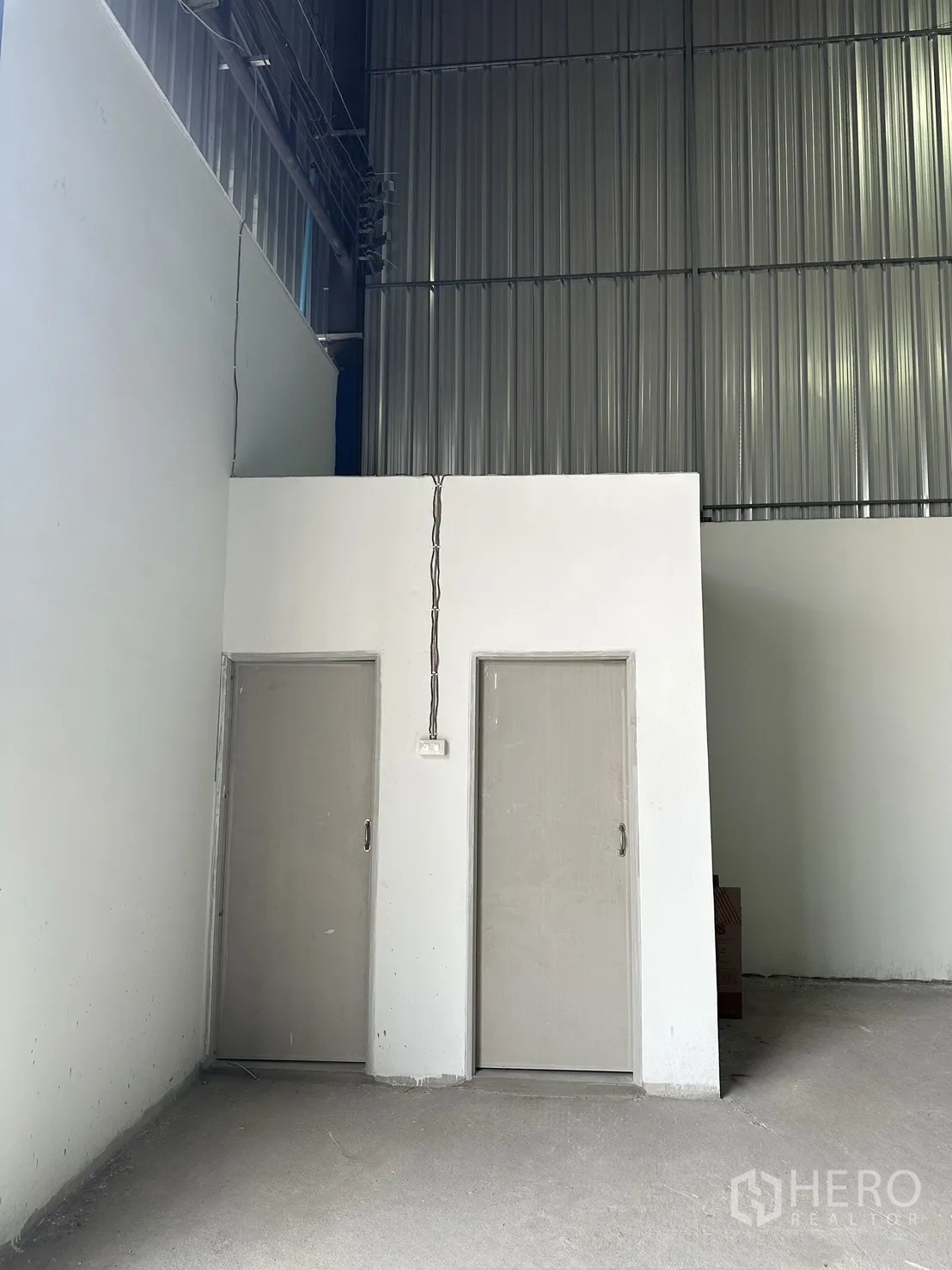 Warehouse for rent in Mueang Samut Prakan, Samut Prakan - Two internal utility rooms inside the warehouse with simple doors.