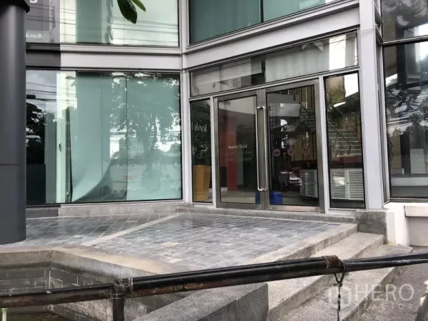 零售空间 出租在Watthana, Bangkok - 近景玻璃立面与主入口玻璃门，可见室内零售空间。