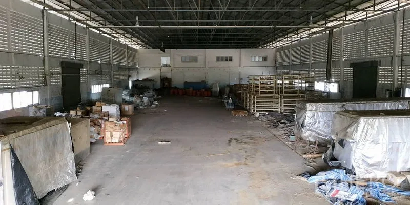 工厂 出租在Chachoengsao - 开阔仓库大厅，通风窗砖墙、储物架与混凝土地面