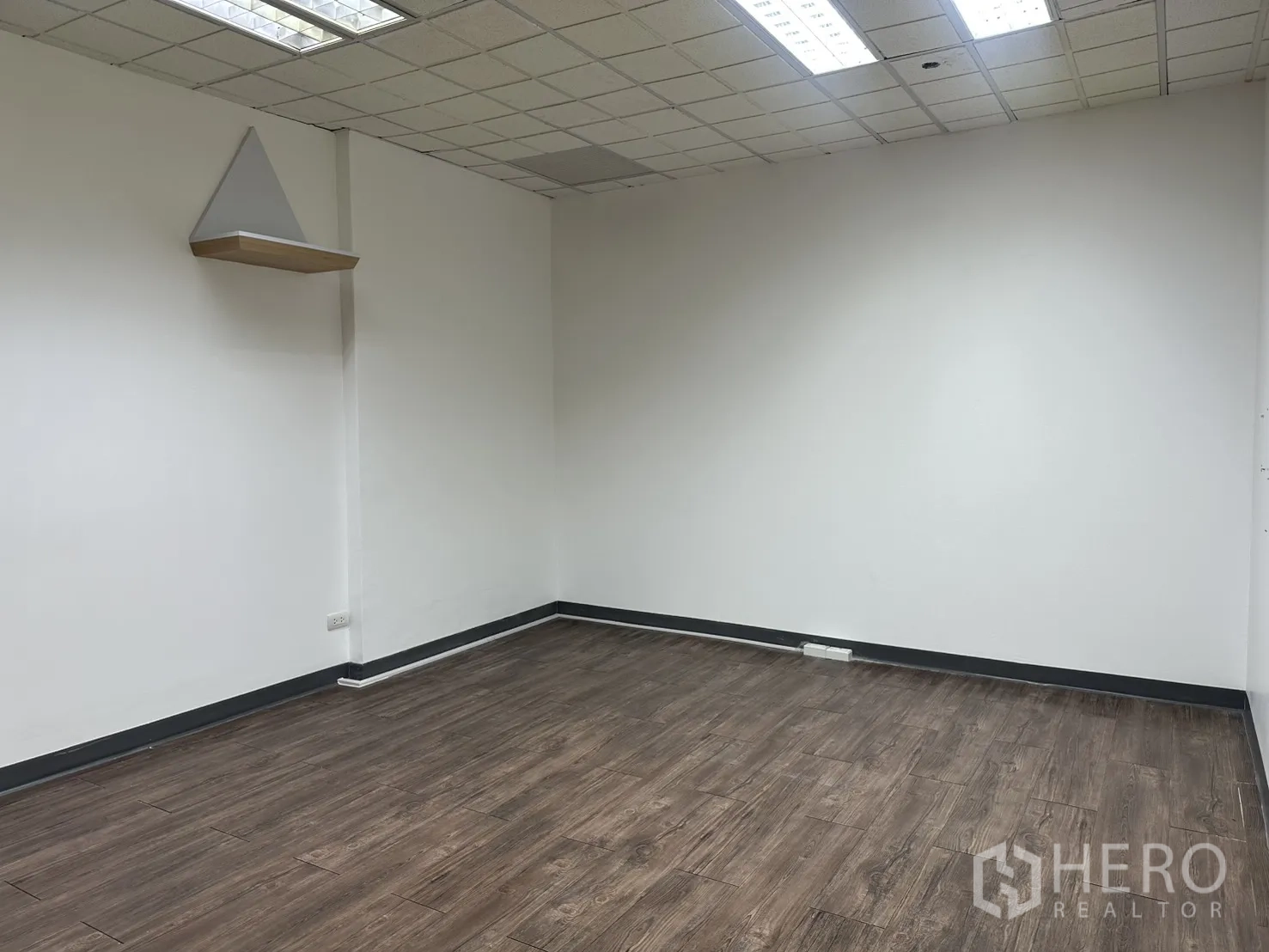 办公室 for rent in Pathum Wan, Bangkok - 空置办公室，格栅吊顶与木纹地板。
