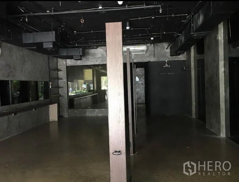 Office Space for rent in Pathum Wan, Bangkok - Spacious open-plan office with central columns, track lighting and industrial-style ceiling.