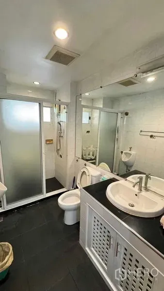 独立式住宅 出售在Mueang Pathum Thani, Pathum Thani - 现代化卫浴，玻璃隔断淋浴间与白色浴柜、嵌灯。
