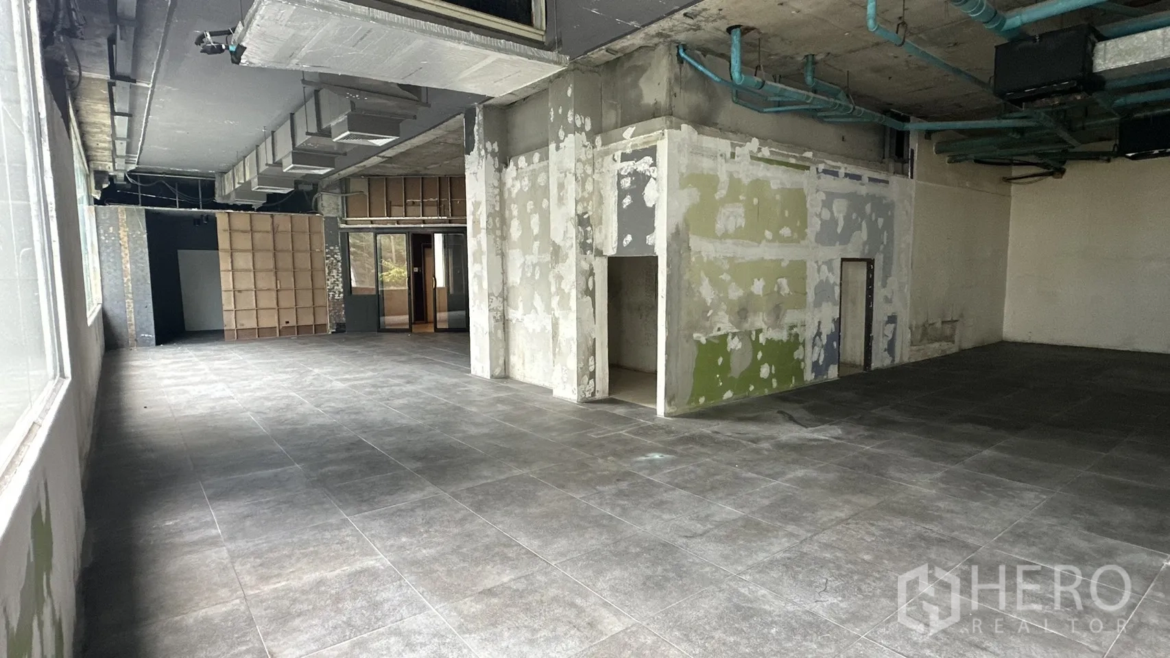 พื้นที่ขายของ for rent in Watthana, Bangkok - พื้นขายหันหน้าไปยังประตูกระจกและช่องกระจกมองโถงทางเดิน.