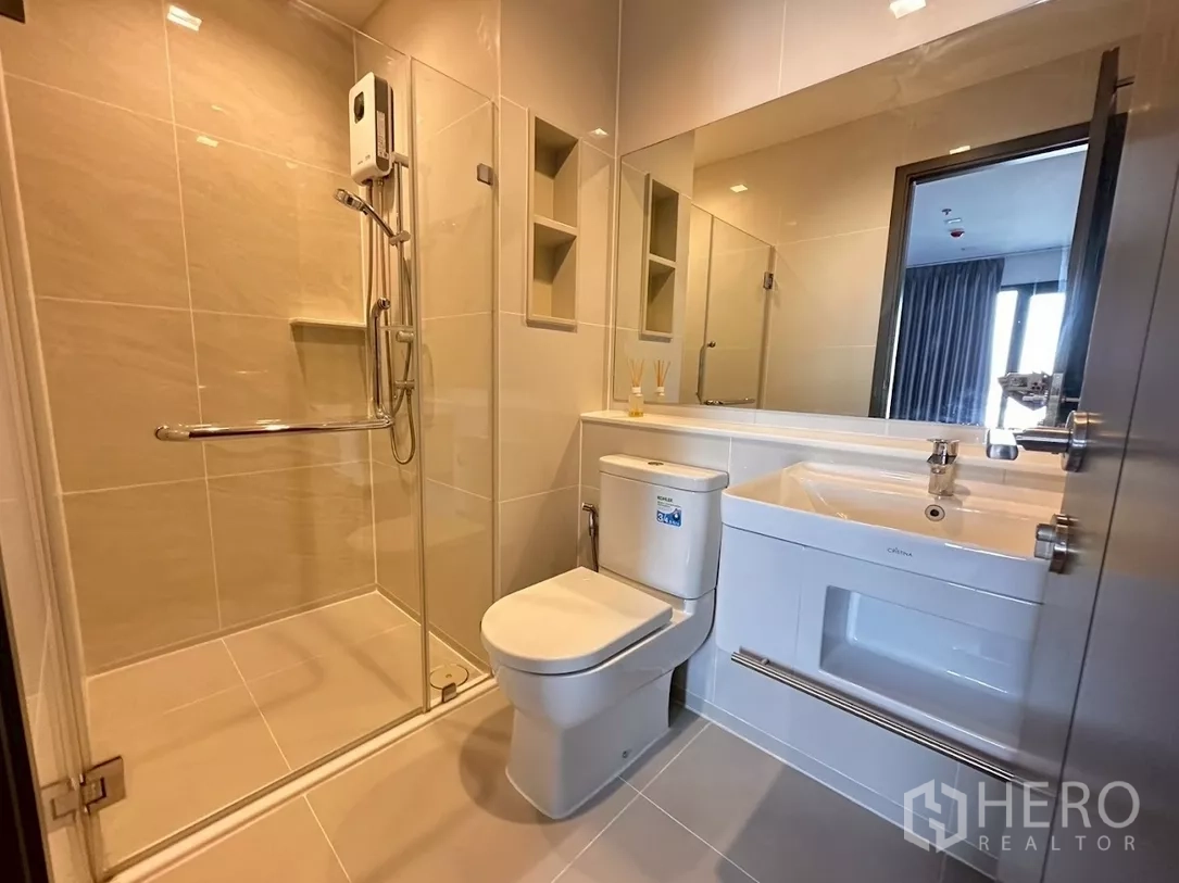 公寓 出租在Chatuchak, Bangkok - 明亮瓷砖浴室，步入式淋浴与大镜面。