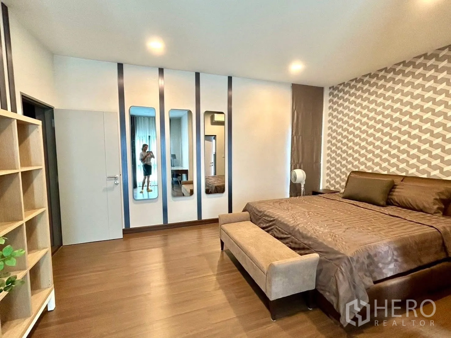 Detached House for rent in Bang Phli, Samut Prakan - Bedroom showing mirrored wall accents, shelving, and a king bed.