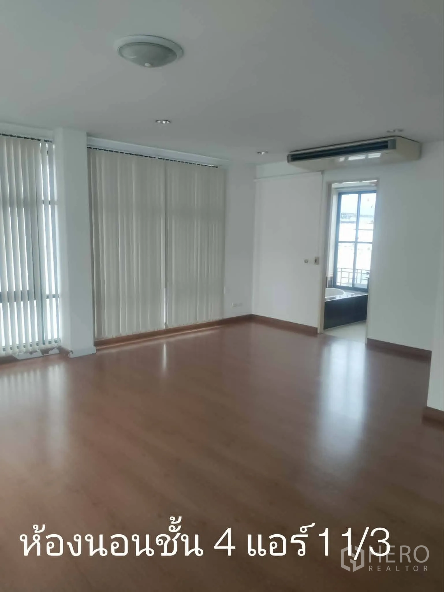 家庭办公室 for rent in Lat Phrao, Bangkok - 宽敞房间，木地板、竖百叶、壁挂空调。