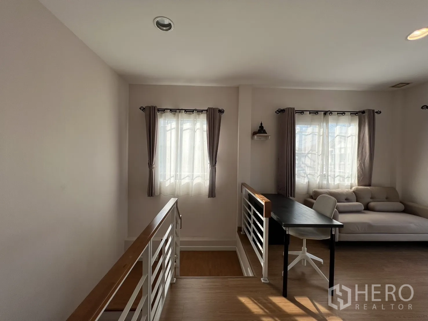 Detached House for rent in Bang Kapi, Bangkok - Landing area featuring a work desk and seating by the staircase.