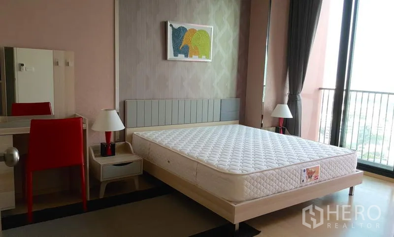 Condominium for rent in Phaya Thai, Bangkok - Bright master bedroom with queen bed, vanity, bedside lamps and balcony doors in a Phaya Thai condo.