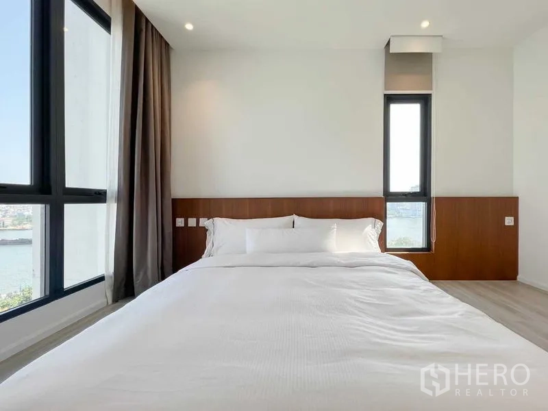 คอนโด ให้เช่าหรือขาย - ห้องนอนเตียงริมหน้าต่าง มองเห็นแม่น้ำเจ้าพระยา