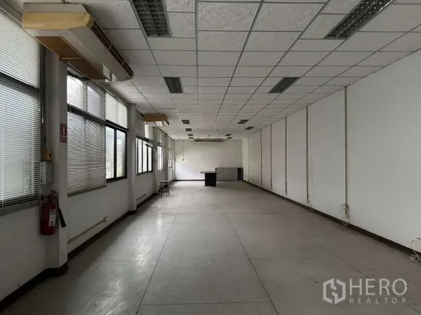 คลังสินค้า ให้เช่าในRat Burana, Bangkok - ชั้นสำนักงานยาว ฝ้าเพดานแบบกริด ไฟฟลูออเรสเซนต์ และหน้าต่างพร้อมมู่ลี่