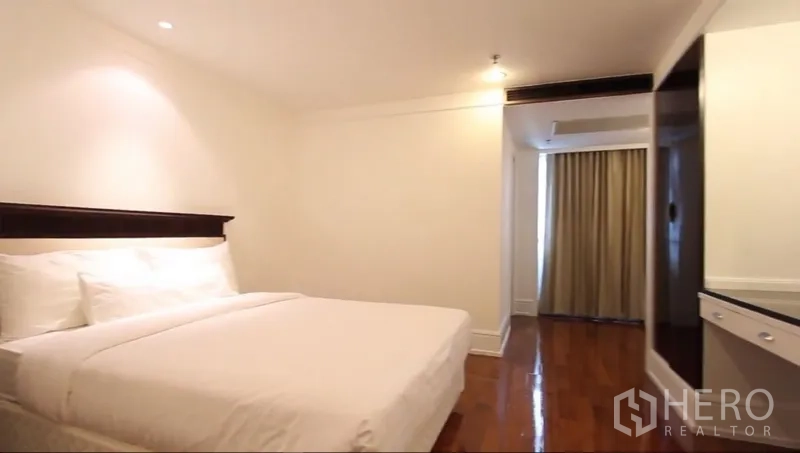 房间 出租在Khlong Toei, Bangkok - 次卧配双人床、内置衣柜、木地板和梳妆区。
