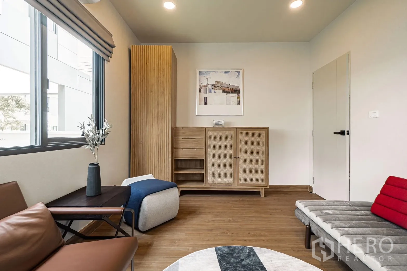 独栋房屋 for rent in Bang Phli, Samut Prakan - 休闲角落，藤编门柜、脚凳与边几。