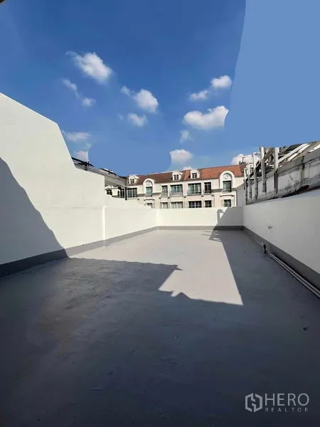 带办公室的家 出租在Khlong Toei, Bangkok - 大型屋顶露台，蓝天下的私密围墙