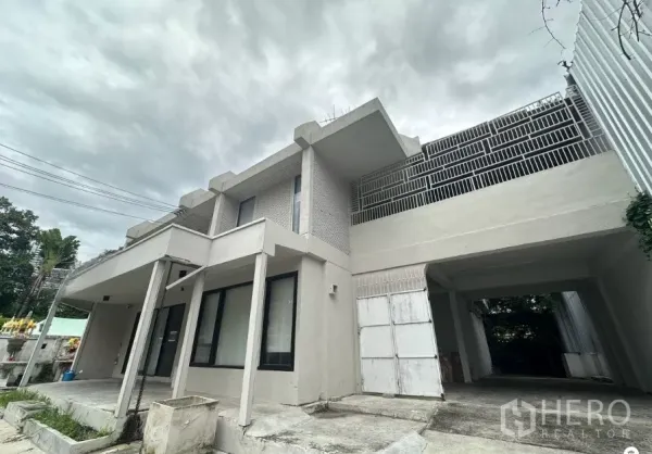 Home Office for rent in Chatuchak, Bangkok - Modern two-storey home office exterior with covered parking and large windows in Chatuchak, Bangkok.