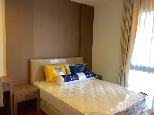 คอนโด ให้เช่าในWatthana, Bangkok - ห้องนอนอบอุ่นพร้อมหัวเตียงบุนวม ที่นอนใหม่ โต๊ะข้างเตียง และผ้าม่านทึบแสง