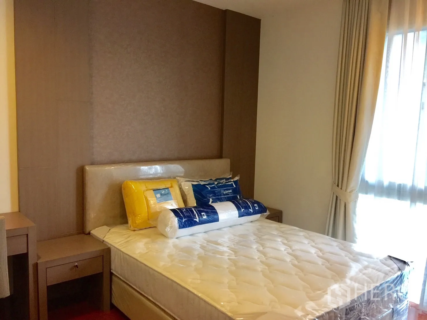 คอนโด ให้เช่าในWatthana, Bangkok - ห้องนอนอบอุ่นพร้อมหัวเตียงบุนวม ที่นอนใหม่ โต๊ะข้างเตียง และผ้าม่านทึบแสง