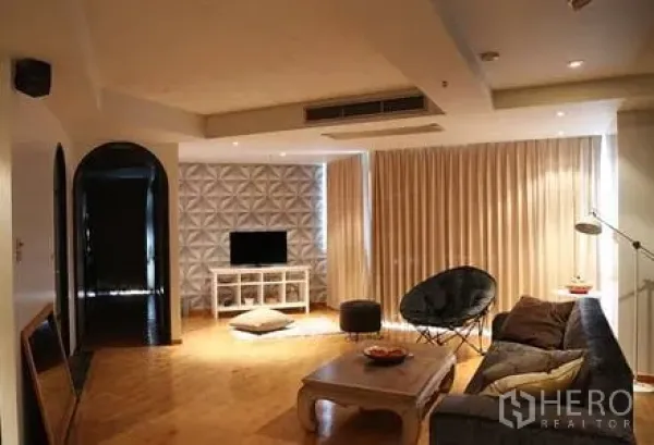 คอนโด ให้เช่าในRatchathewi, Bangkok - ห้องนั่งเล่นกว้างพร้อมโซฟา โต๊ะวางทีวี โคมไฟ ผ้าม่าน และไฟดาวน์ไลท์