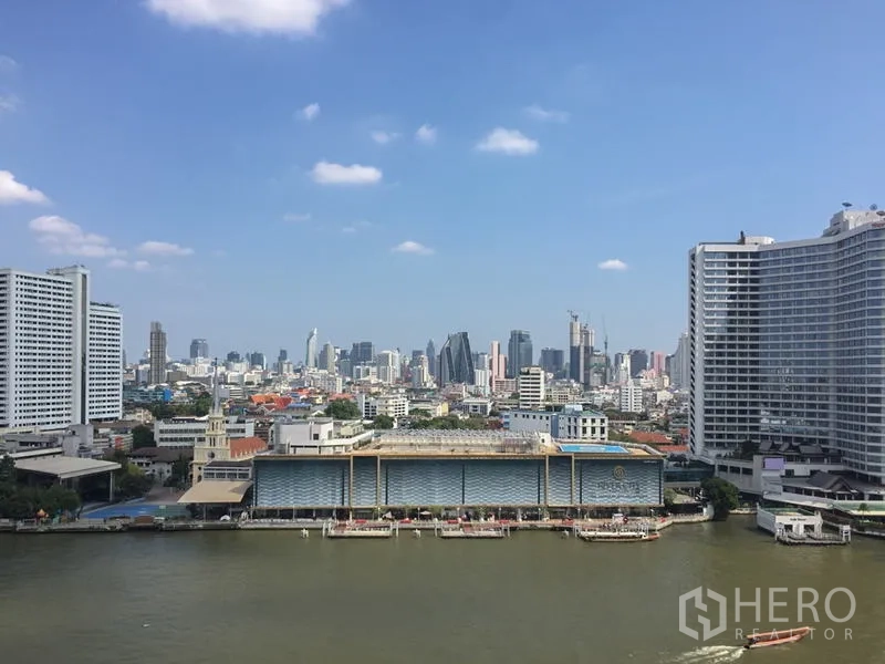 คอนโด ให้เช่าในKhlong San, Bangkok - วิวมุมสูงของแม่น้ำเจ้าพระยาและสกายไลน์ใจกลางกรุงเทพฯ