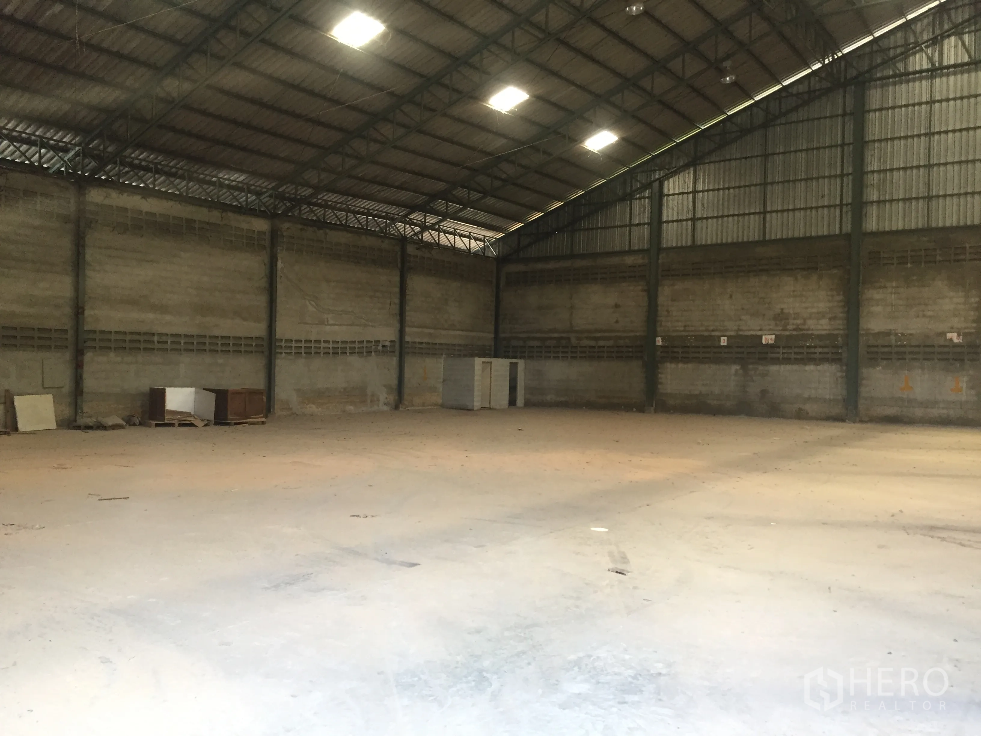 货栈 出租在Khlong Luang, Pathum Thani - 空置仓库分区，高屋顶、砌块墙与平整混凝土地坪。