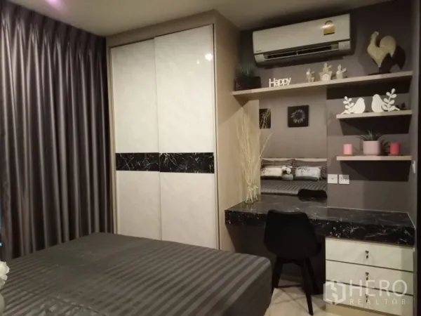 คอนโด ให้เช่าในHuai Khwang, Bangkok - ห้องนอนพร้อมผ้าปูโทนเทา ตู้เสื้อผ้าบิวท์อิน และโต๊ะทำงานท็อปหิน