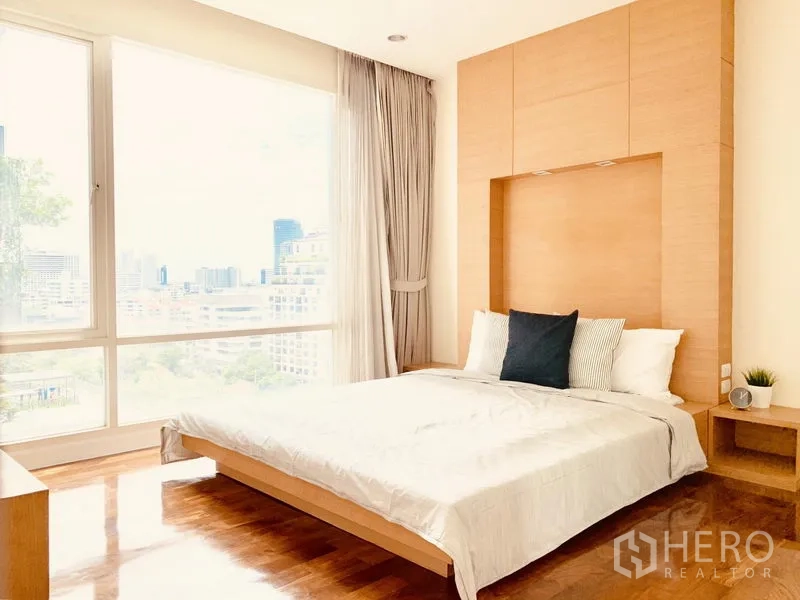公寓 出租在Watthana, Bangkok - 转角卧室，落地窗采光，远眺城市天际线