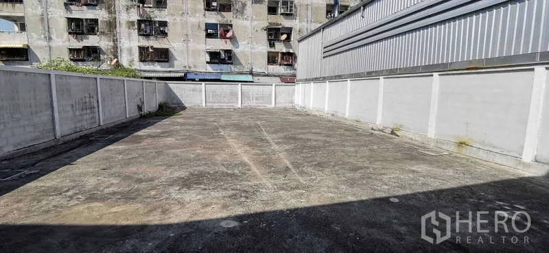 Warehouse for rent in Bang Phli, Samut Prakan - Walled outdoor yard providing ample parking and maneuvering space