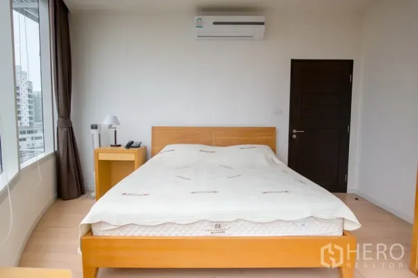 คอนโด ให้เช่าในWatthana, Bangkok - ห้องนอนสไตล์มินิมอล เตียงควีน เฟอร์นิเจอร์ไม้ หน้าต่างมองเห็นวิวเมือง และแอร์ผนัง