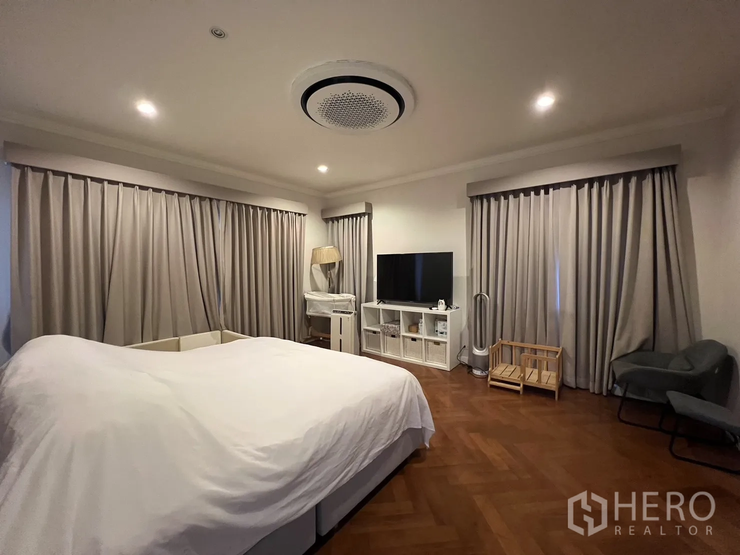 บ้าน ให้เช่าในSuan Luang, Bangkok - ห้องนอนใหญ่มุมมองไปยังชั้นวางทีวีและมุมนั่งเล่น