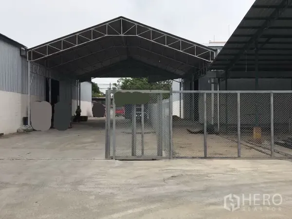 工厂 出租在Min Buri, Bangkok - 带钢制大门与宽阔车道的工业园入口及雨棚。