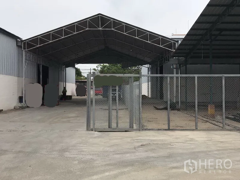 工厂 出租在Min Buri, Bangkok - 带钢制大门与宽阔车道的工业园入口及雨棚。