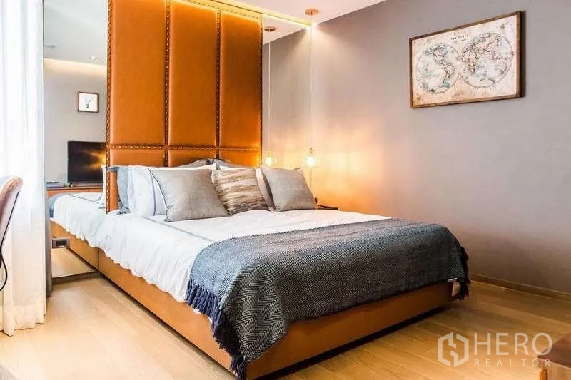 带办公室的家 出售在Suan Luang, Bangkok - 温馨卧室，皮革床头与柔和灯光