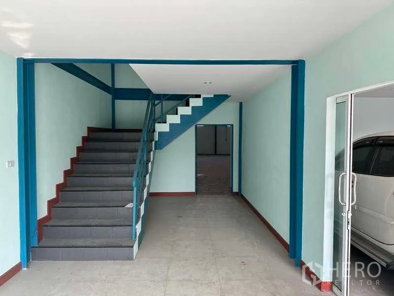 Warehouse for rent in Bang Phli, Samut Prakan - Ground-floor foyer with staircase and glass door access leading to the warehouse.