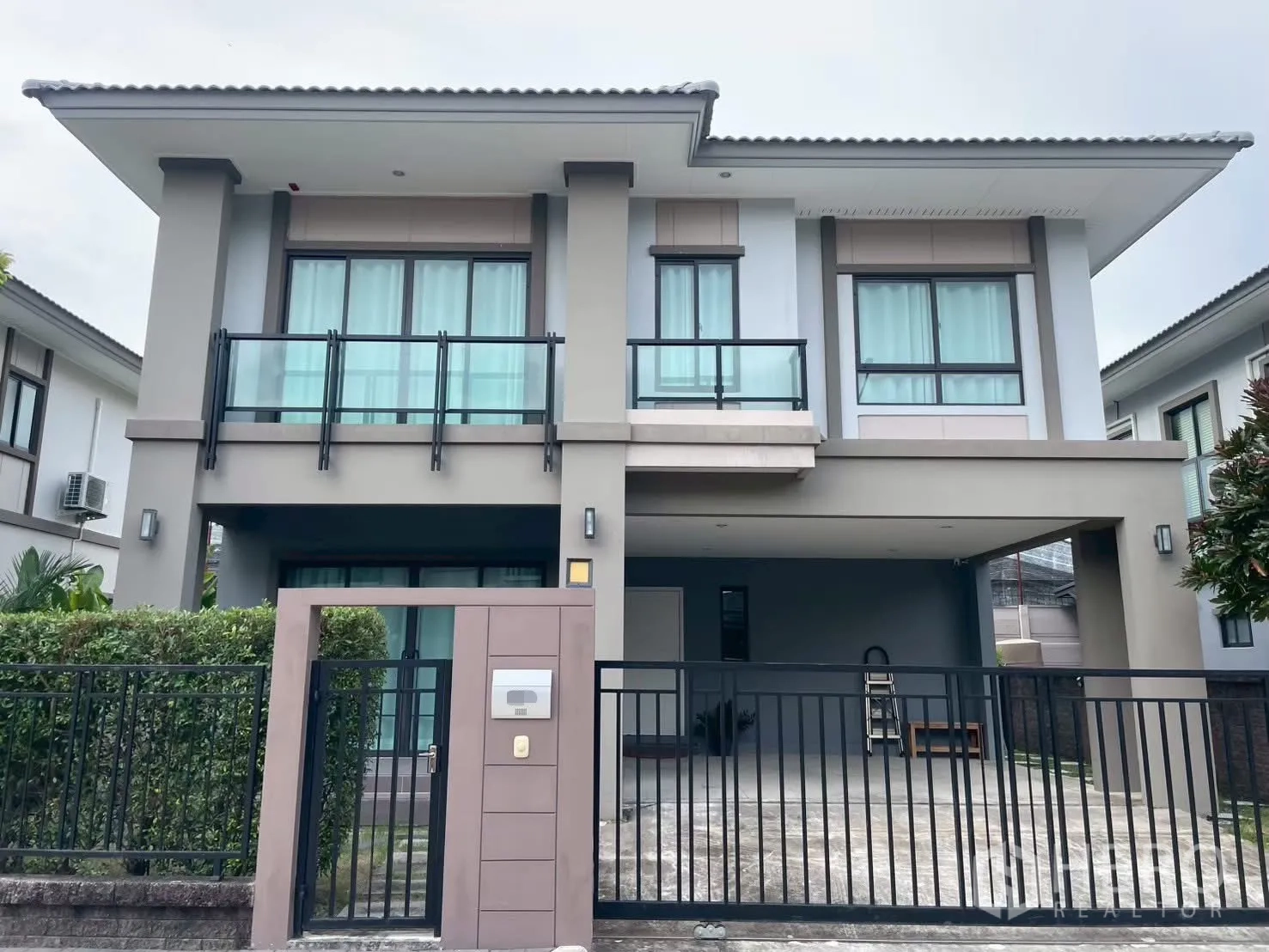 บ้านเดี่ยว for rent in Bang Phli, Samut Prakan - ภาพภายนอกบ้านสองชั้นสไตล์โมเดิร์น มีโรงจอดรถในร่มและรั้วหน้าบ้าน.