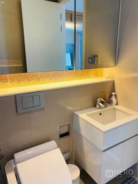 คอนโด ให้เช่าในWatthana, Bangkok - ห้องน้ำเล็กสไตล์โมเดิร์น กระจกมีไฟ ซิงก์ลอย และโถสุขภัณฑ์แบบติดผนังโทนอบอุ่น