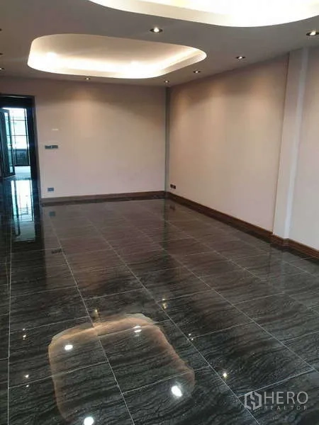 Home Office for rent in Khlong Toei, Bangkok - Polished meeting area with cove ceiling and marble floors.