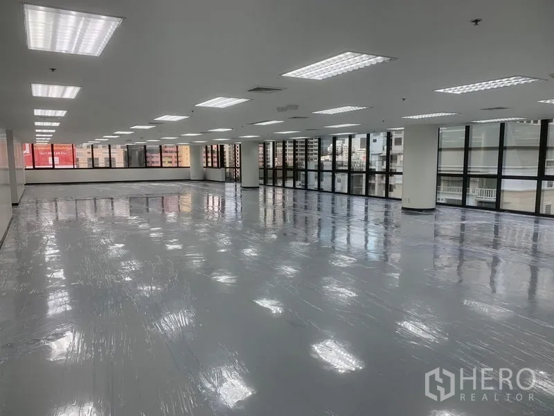Office Space for rent in Bang Rak, Bangkok - Large open‑plan office area with full‑height windows and polished floors.