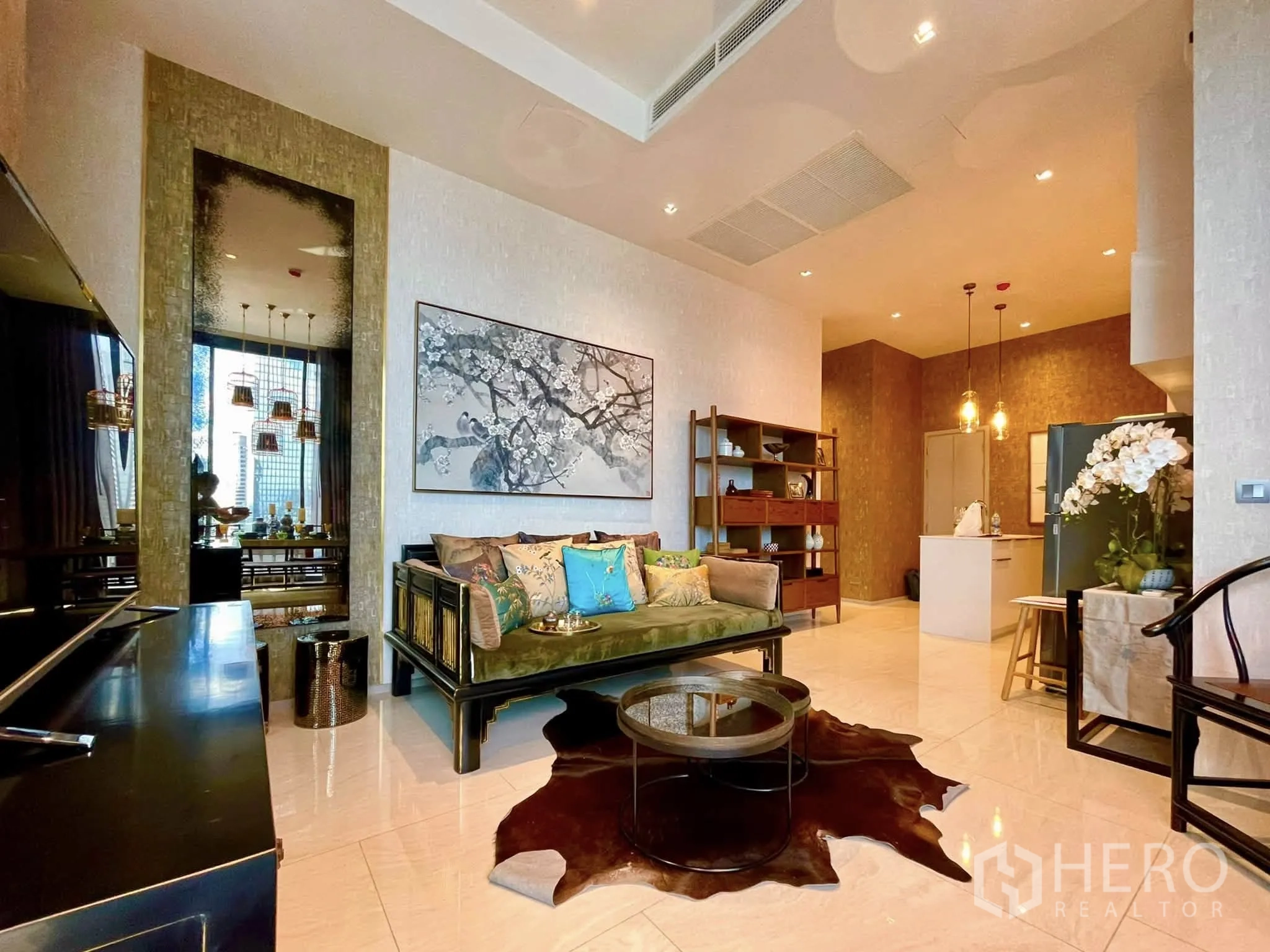 公寓 for rent in Bang Rak, Bangkok - 宽敞起居空间，沙发、电视柜与书架。