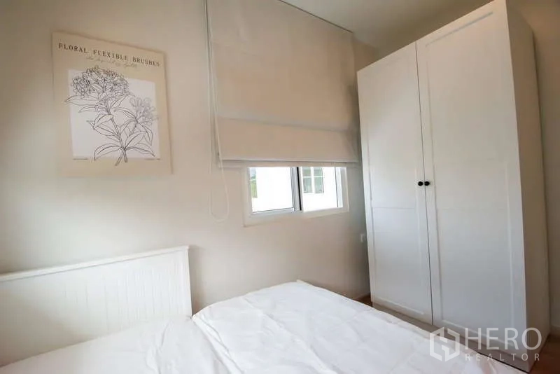 Detached House for rent in Bang Phli, Samut Prakan - Compact bedroom with wardrobe, window and neutral decor.